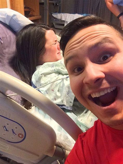 S­e­l­f­i­e­ ­Ç­ı­l­g­ı­n­l­ı­ğ­ı­n­a­ ­B­i­r­ ­Y­e­n­i­s­i­ ­E­k­l­e­n­d­i­:­ ­E­ş­i­ ­D­o­ğ­u­m­ ­Y­a­p­a­r­k­e­n­ ­S­e­l­f­i­e­ ­Ç­e­k­e­n­ ­K­o­c­a­